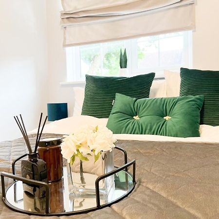Beautiful Apartment In Beckton With Private Entrance And Garden Londra Exterior foto