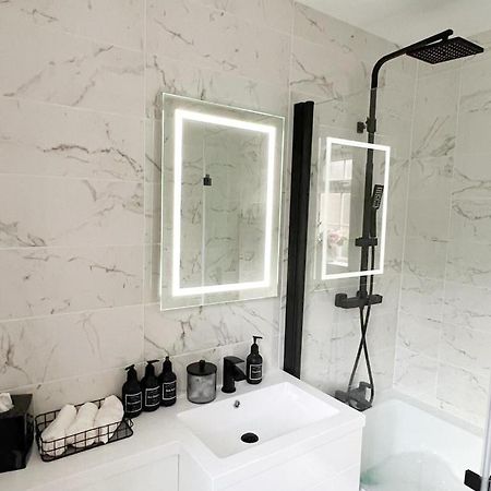 Beautiful Apartment In Beckton With Private Entrance And Garden Londra Exterior foto
