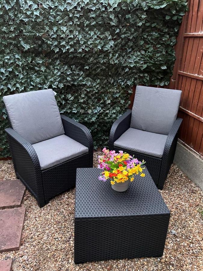 Beautiful Apartment In Beckton With Private Entrance And Garden Londra Exterior foto