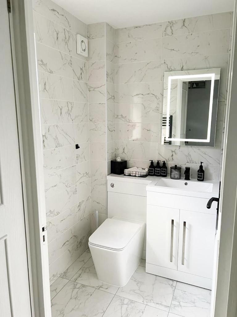 Beautiful Apartment In Beckton With Private Entrance And Garden Londra Exterior foto