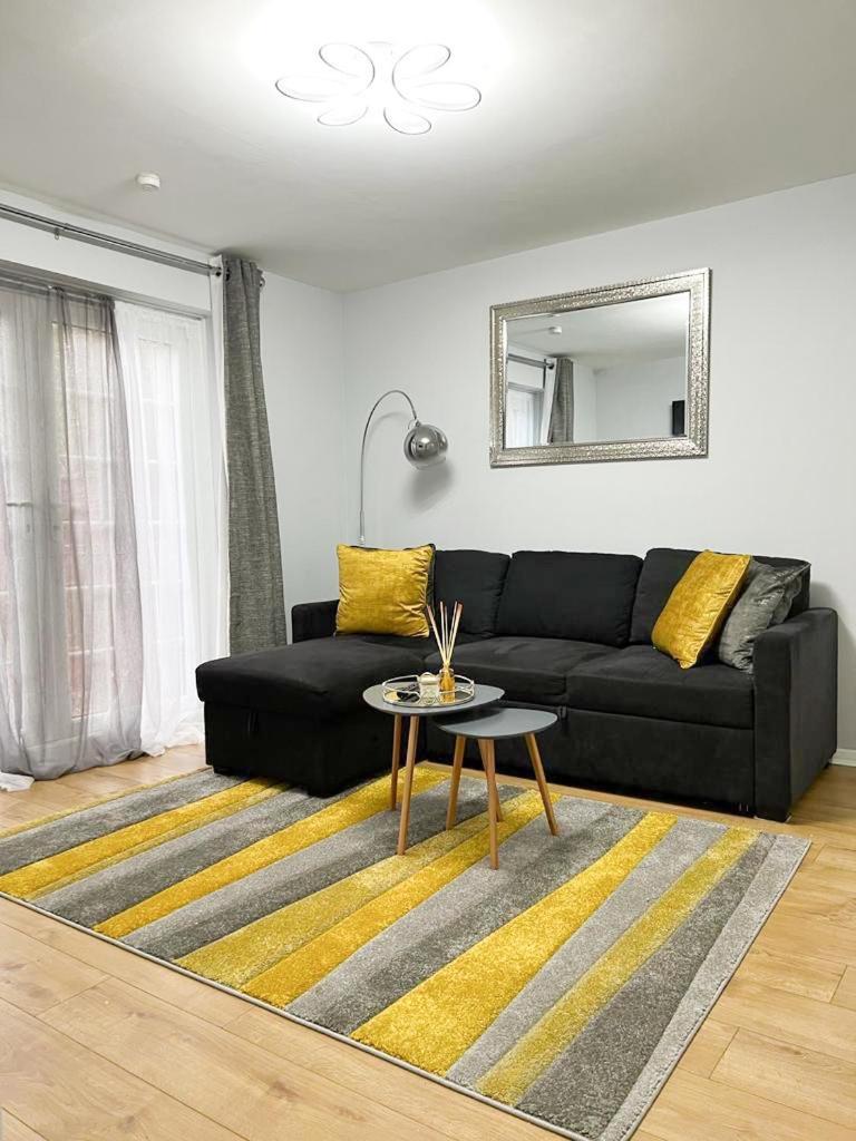 Beautiful Apartment In Beckton With Private Entrance And Garden Londra Exterior foto