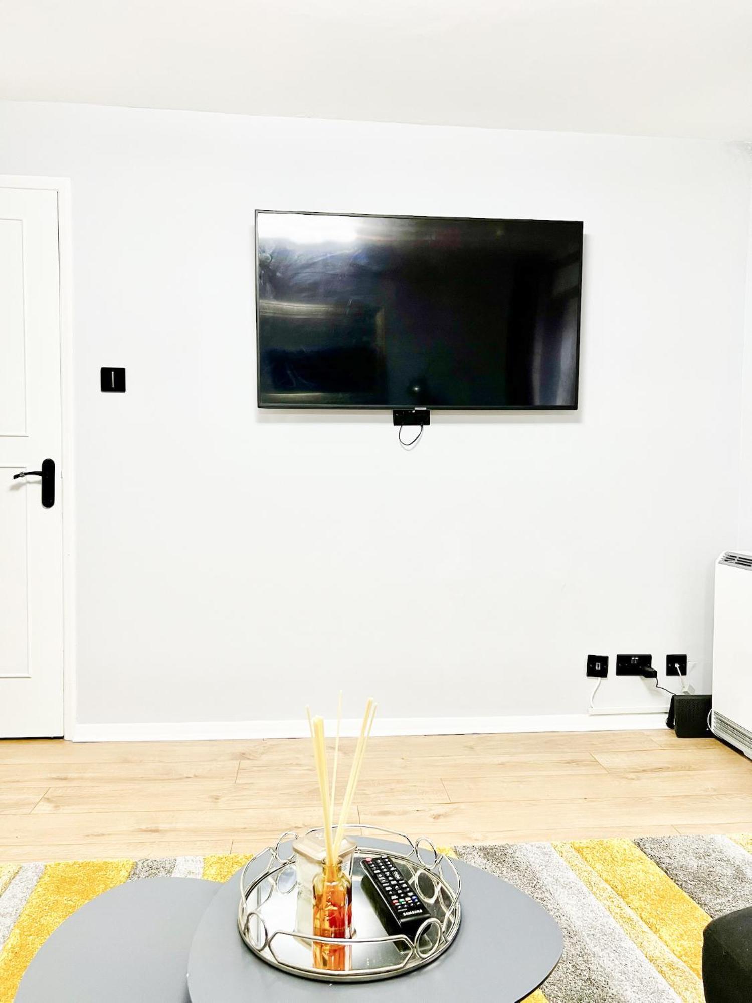 Beautiful Apartment In Beckton With Private Entrance And Garden Londra Exterior foto