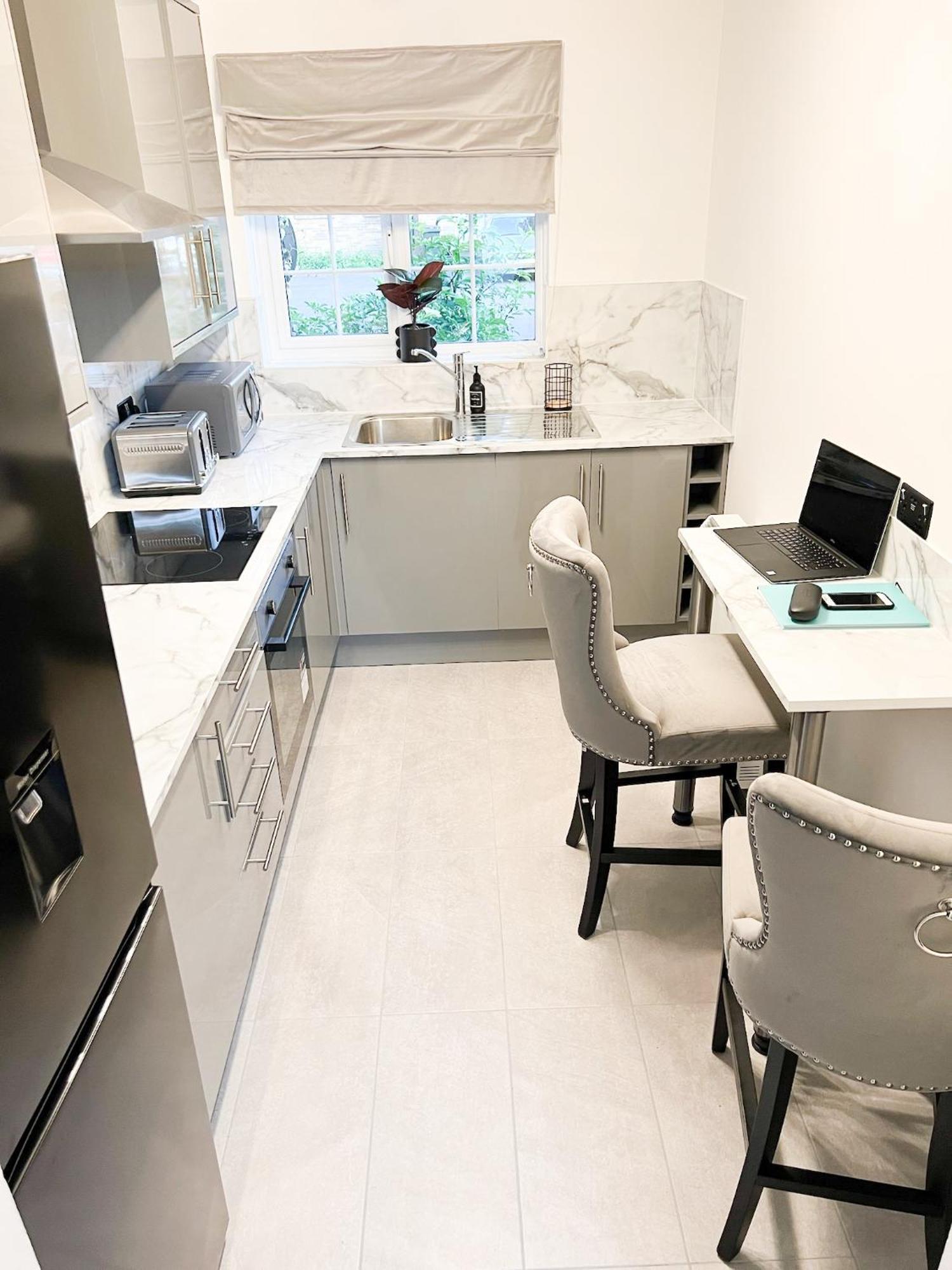 Beautiful Apartment In Beckton With Private Entrance And Garden Londra Exterior foto