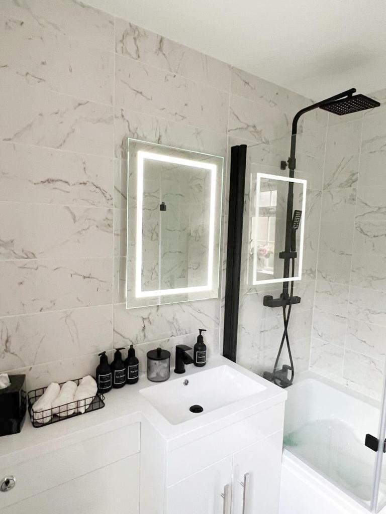 Beautiful Apartment In Beckton With Private Entrance And Garden Londra Exterior foto
